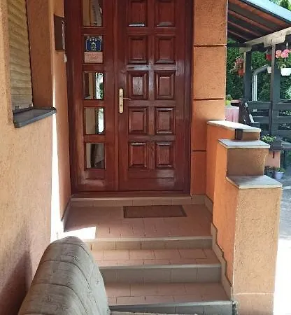 Kuca Za Odmor Ema Hébergement de vacances *